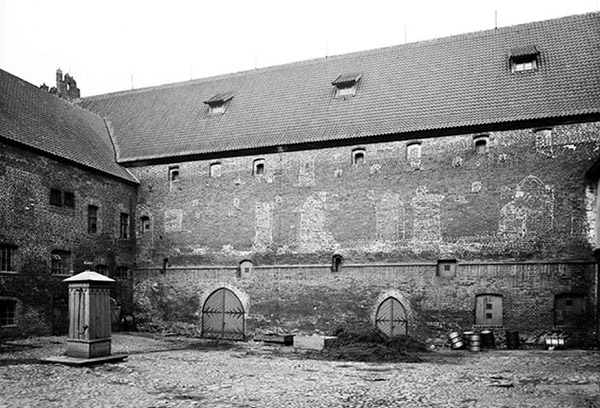 barten-schloss-northflugel-innenhof-ansicht-von-sudosten-193x