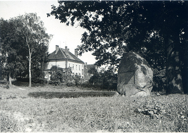 bischofstein-abstimmungsstein-and-postamt