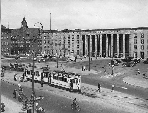 Nordbahnhof with Strassenbahn