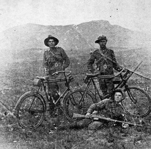 Three British soldiers 1902