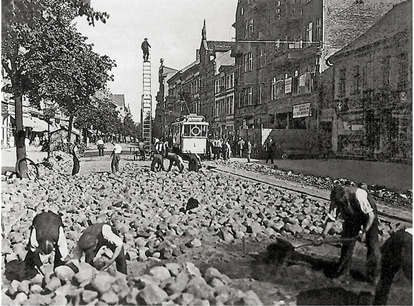 Tilsat-Straßenbahn Tilsit_Die_Hohe_Str_wird_gepflastert_1927-33__ms