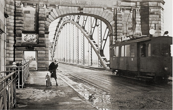 Tilsit_Strassenbahn_to_the_Luisen_Bruecke